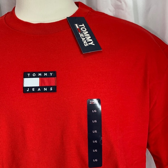 Tommy Hilfiger mens NWT red heavyweight 100% cotton tee with logo patch. - Picture 2 of 4